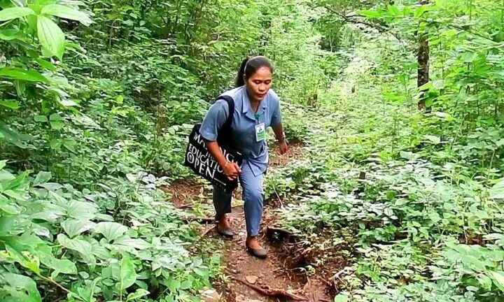 Guru honorer Vinsensia Ervina Talluma berjalan kaki sejauh enam kilometer menuju kelas jarak jauh. Foto: BBC Indonesia