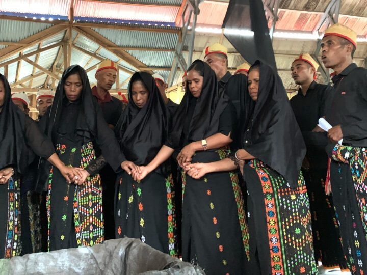 Umat Stasi Paundoa melaksanakan prosesi Sarajawa dalam Misa Jumat Agung di Paroki Kabar Gembira Waerana, Jumat (18/4). Prosesi sakral ini menggambarkan penghormatan atas wafatnya Yesus Kristus di kayu salib. Foto: Agusto Dequirino