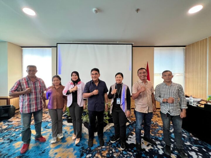 Moment foto bersama setelah penyerahan bantuan oleh bapak Dr. Andreas Hugo Pareira